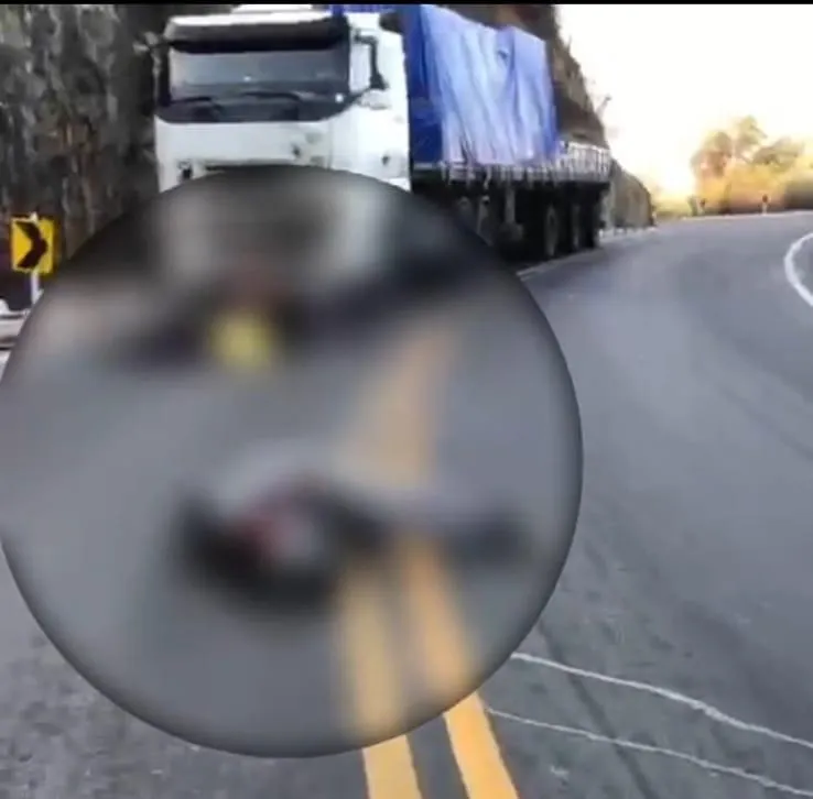 Vídeo: acidente fatal próximo ao trevo de Marilândia. Moto colide contra Carreta e duas pessoas morrem no local