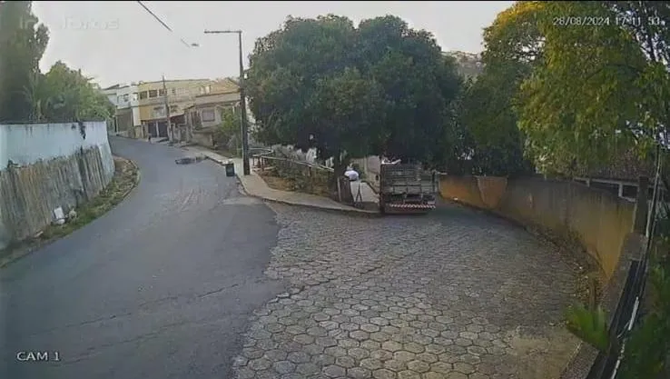 Vídeos: motociclista cai após caminhão derramar entulho em via pública, em Colatina
