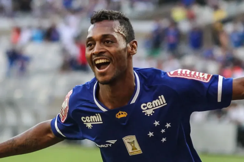 Escolinha de futebol colatinense recebe visita do ex-jogador Marquinhos