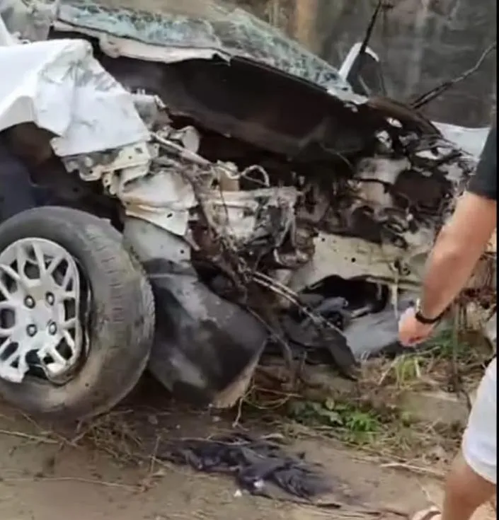 Acidente na BR-259 em Baixo Guandu deixa veículo destruído após colisão com parede de pedra