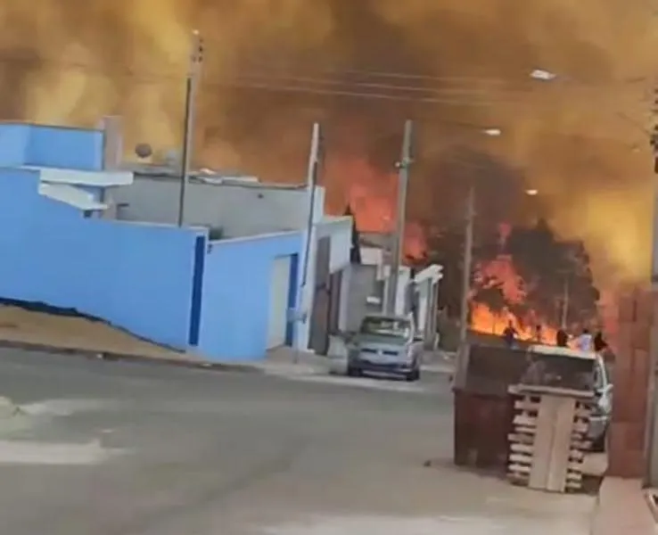 Tensão e prejuízos marcam incêndio de grandes proporções no bairro Recanto da Lagoa, em Colatina; suspeito é detido