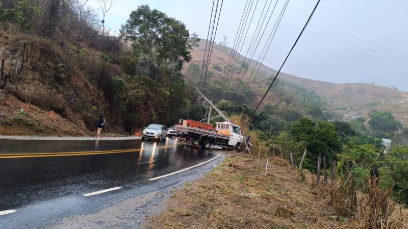 Caminhão atinge poste e deixa 4 mil unidades sem energia em Colatina