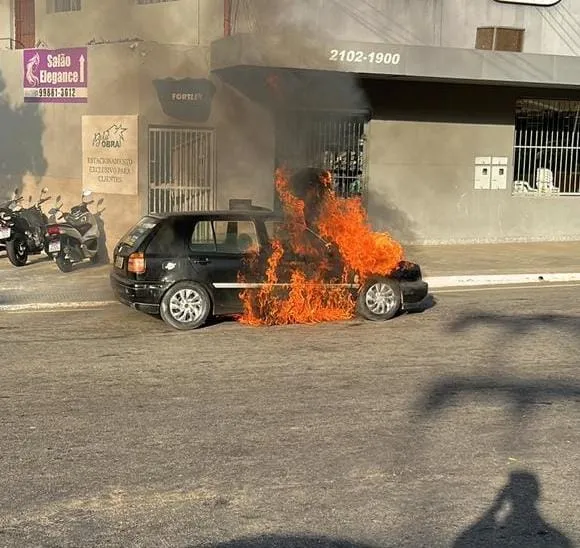 Proprietário de automóvel que pegou fogo nesta segunda (9) em Colatina explica o que aconteceu