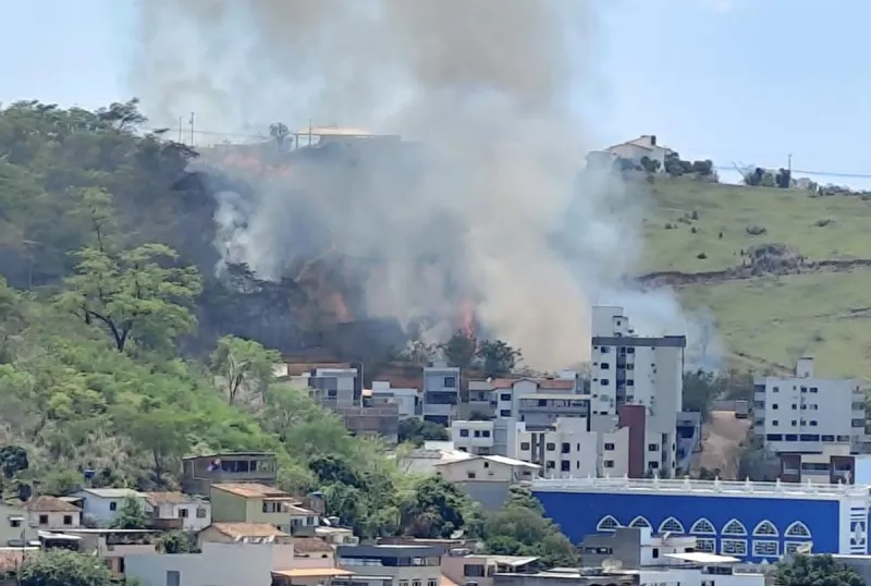 Incêndio atinge área de vegetação entre os bairros José de Anchieta e Santa Mônica, em Colatina