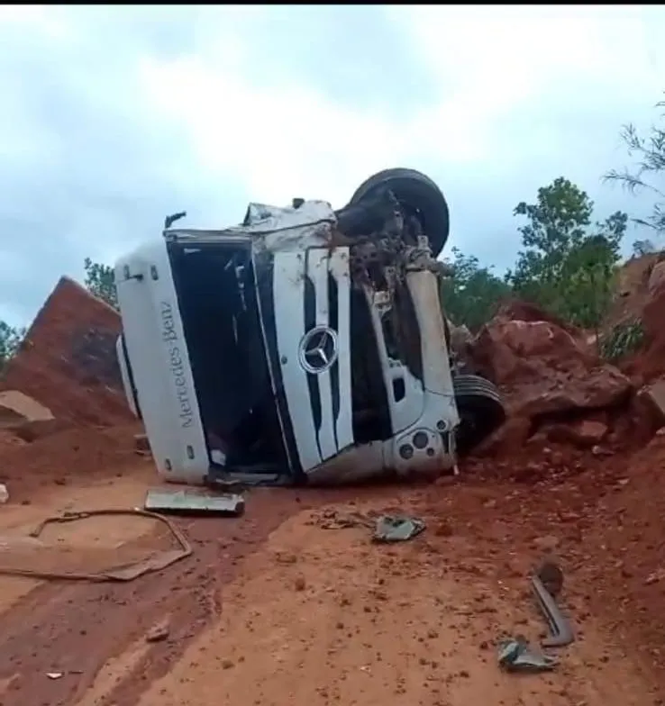 Motorista filma momento em que a própria carreta tomba em estrada rural de Baixo Guandu