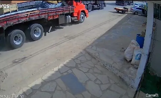 Vídeo: caminhão desgovernado atinge veículos e quase invade padaria em Reta Grande, Colatina
