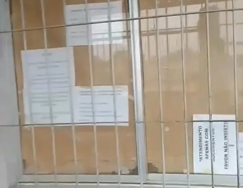 Vídeo: moradores do Bairro Ayrton Senna reclamam de ausência de funcionária na farmacinha da Unidade de Saúde, em Colatina