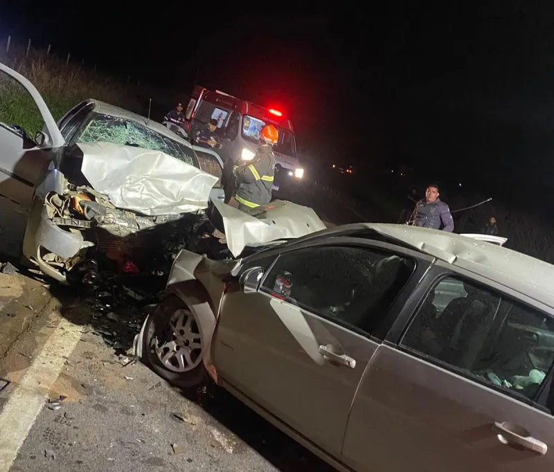 Vídeo: colisão entre dois automóveis deixa cinco feridos na noite de domingo (27), em Colatina