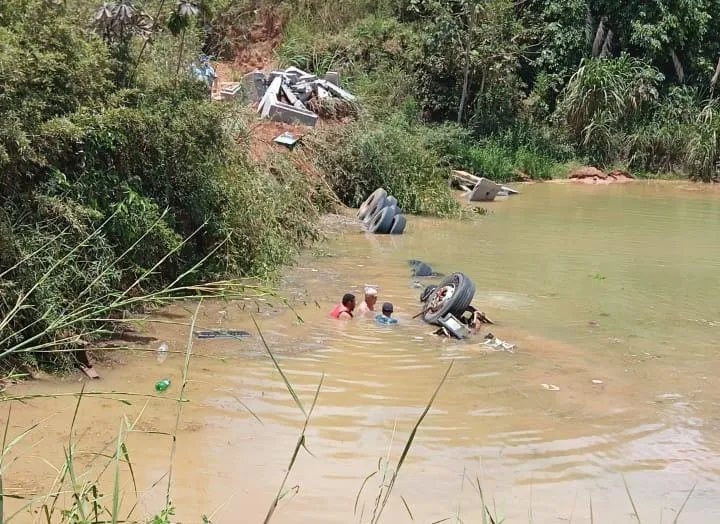 Carreta perde controle e cai em represa de Vila Valério, motorista está desaparecido
