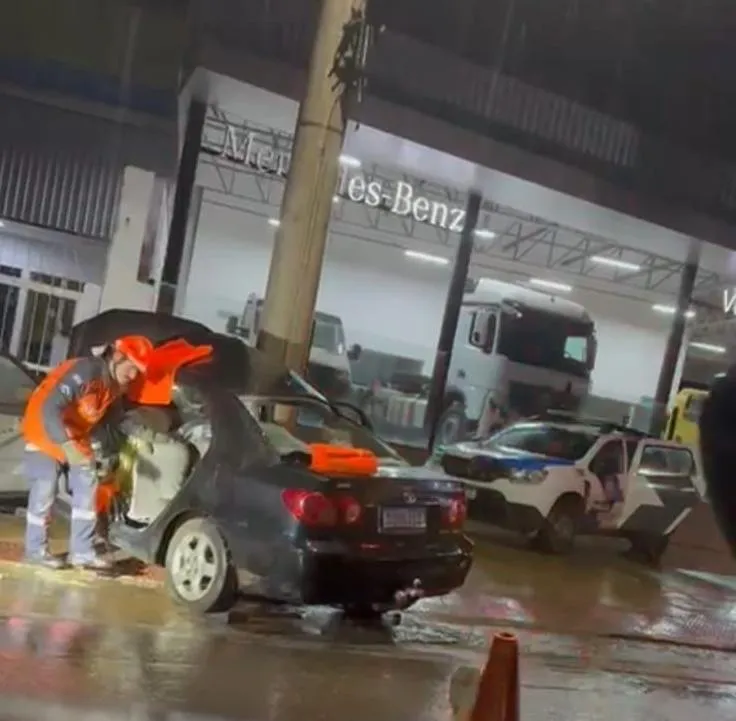 Acidente com morte marca a madrugada em Colatina: veículo colide contra poste no bairro Carlos Germano Naumann