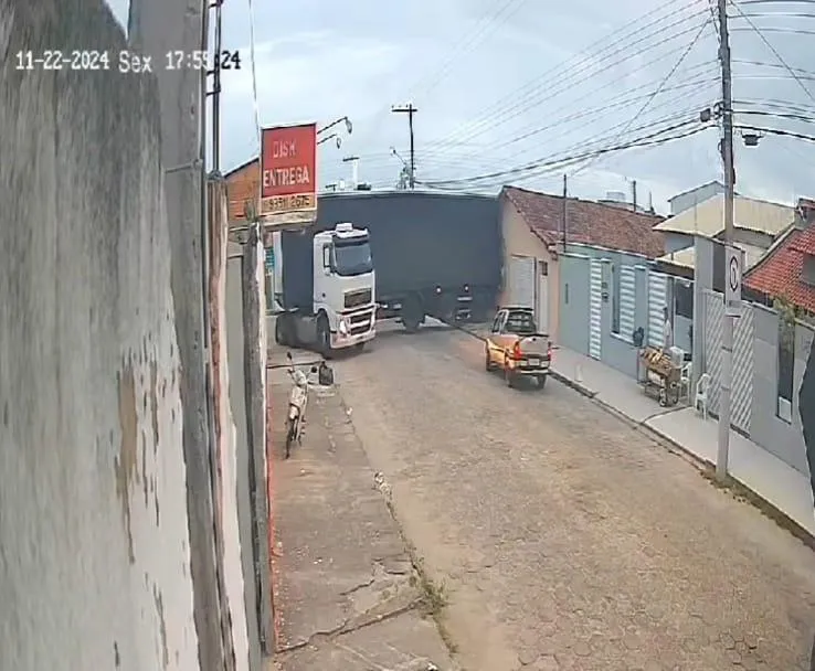 Motorista embriagado colide carreta contra casa e fere menina de 9 anos em Montanha