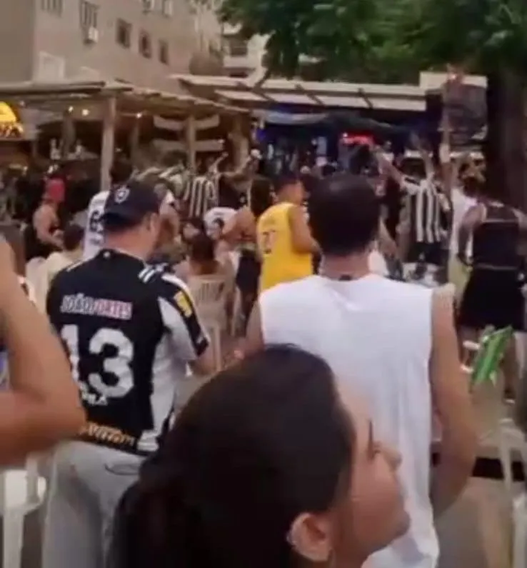 Torcedores do Botafogo vibram com conquista histórica da Libertadores em Colatina