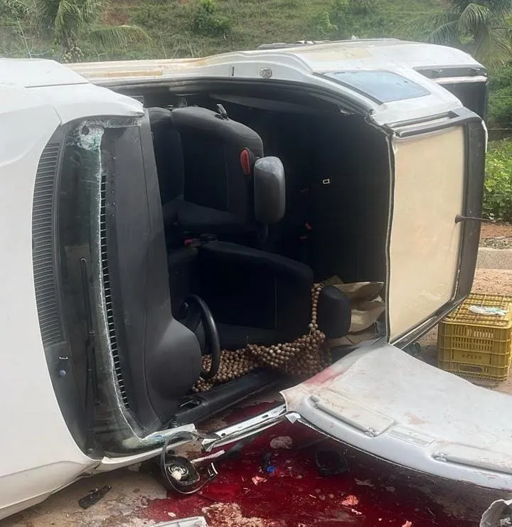 Motorista fica preso nas ferragens após capotamento na estrada para São Salvador, em Colatina