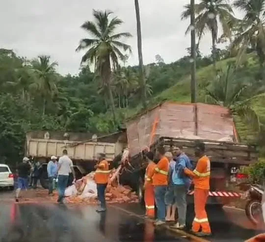 Grave acidente entre caminhões em São Roque do Canaã mobiliza bombeiros e deixa trânsito interditado