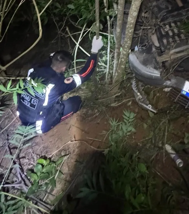 Carro despenca em ribanceira no interior de Colatina; PM e Samu acionados, mas não encontram envolvidos