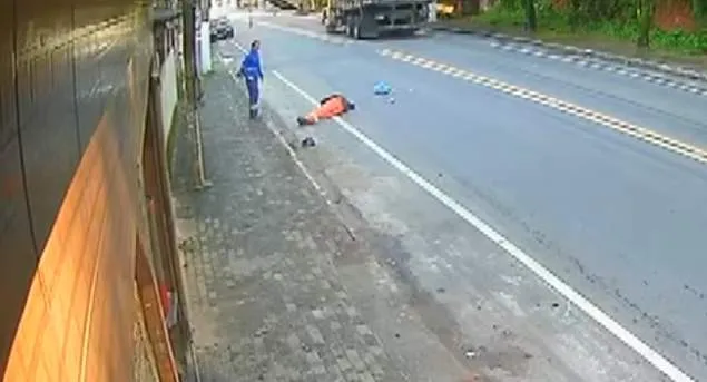 Trabalhador fica ferido ao cair de caminhão de lixo em Afonso Cláudio