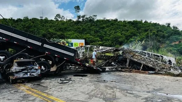 Motorista de carreta envolvido em tragédia na BR-116 está sendo procurado no ES