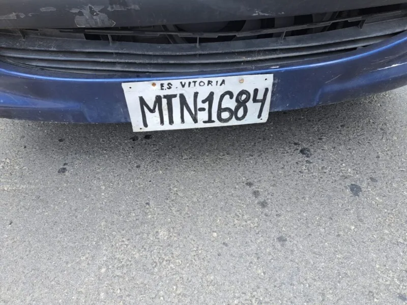 Carro com placa pintada à mão é flagrado no ES