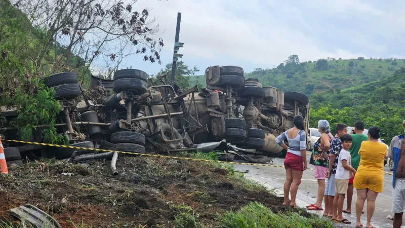 Vídeo: caminhão tomba após colisão com ônibus no trevo do bairro Novo Horizonte, em Colatina