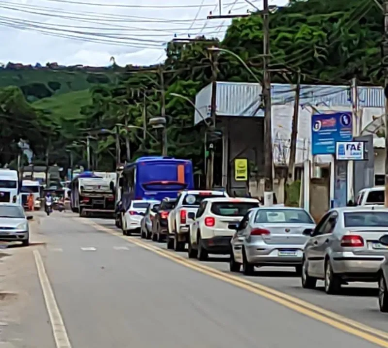 Rompimento de rede de gás paralisa obra temporariamente e causa apreensão no bairro Carlos Germano Naumann, em Colatina