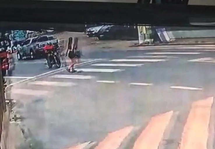 Cena forte: jovem é atropelada em faixa de pedestres em São Gabriel da Palha; vídeo registra momento do impacto
