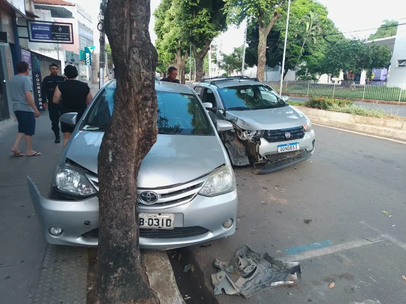 Motorista perde controle da direção ao pegar garrafa, bate em carro e o arremessa contra árvore no bairro Esplanada, em Colatina