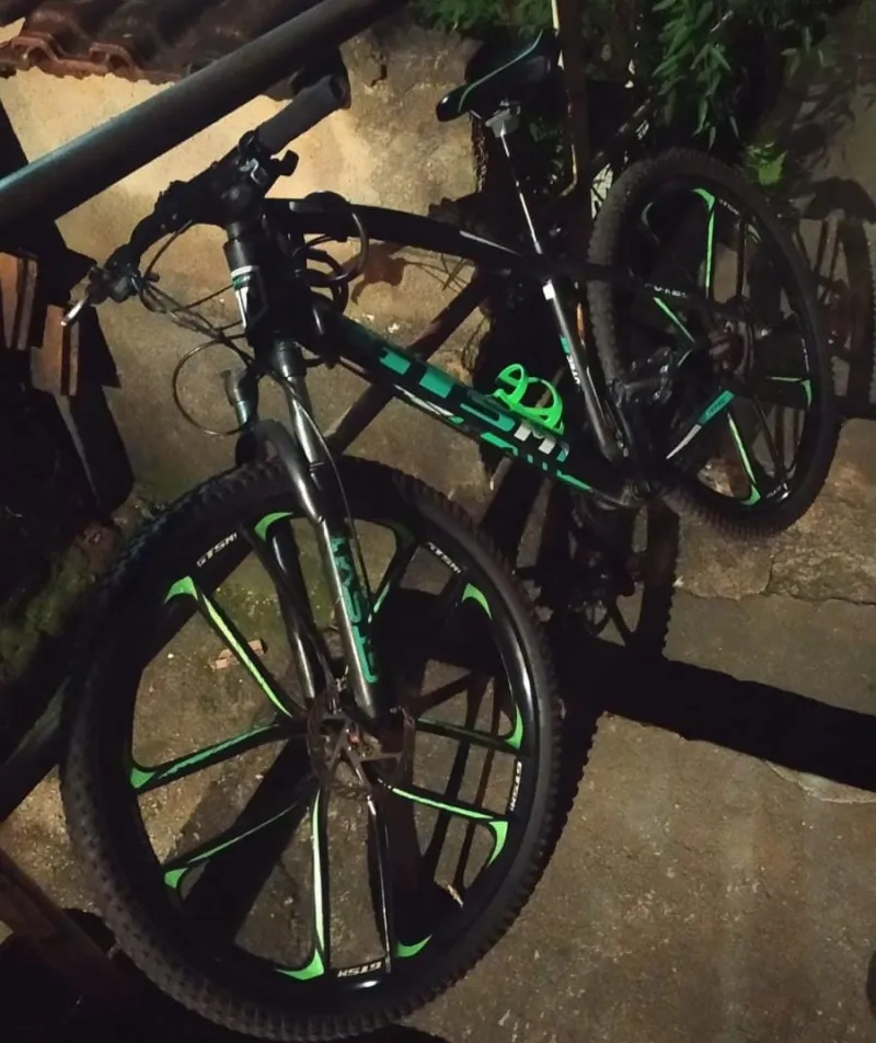 Leitor encontra bicicleta de alto valor abandonada em local suspeito e busca proprietário em Colatina