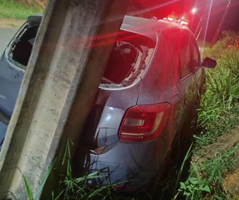 Motorista embriagado bate em poste ao descer ladeira de ré em Colatina