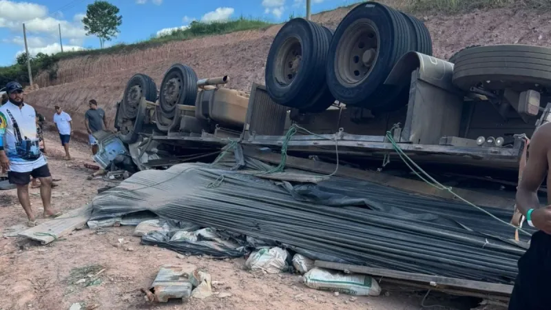 Motorista fica preso às ferragens após caminhão tombar em Nova Venécia
