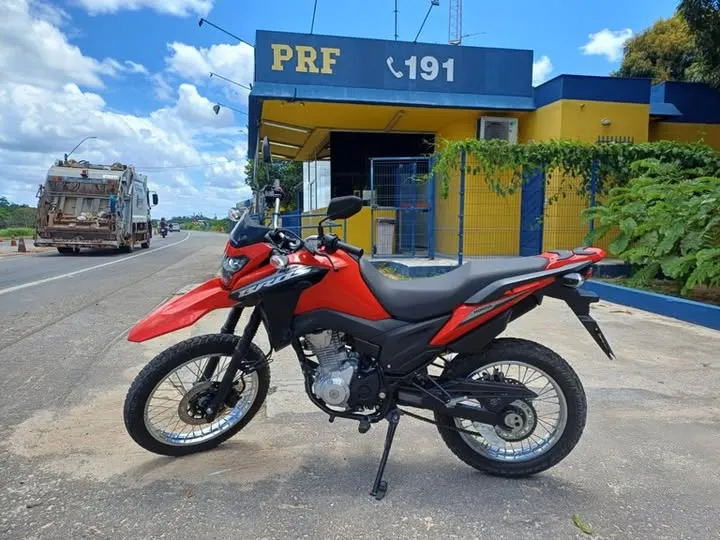 Motociclista tenta fugir de fiscalização da PRF em Linhares e é preso com moto furtada