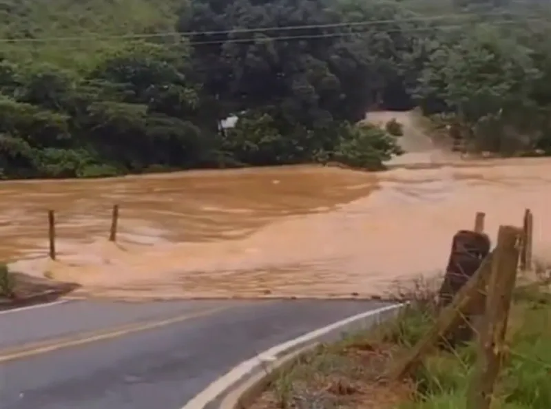 Rio transborda e interdita ES 245 após forte chuva em Rio Bananal