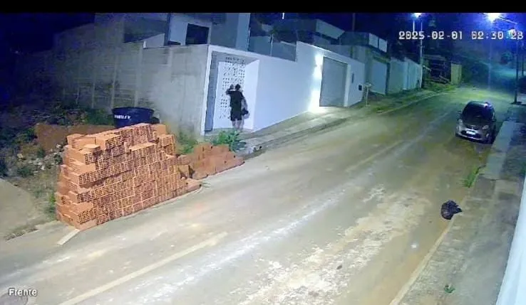 Câmera de videomonitoramento registra suspeito observando residência durante a madrugada em Colatina