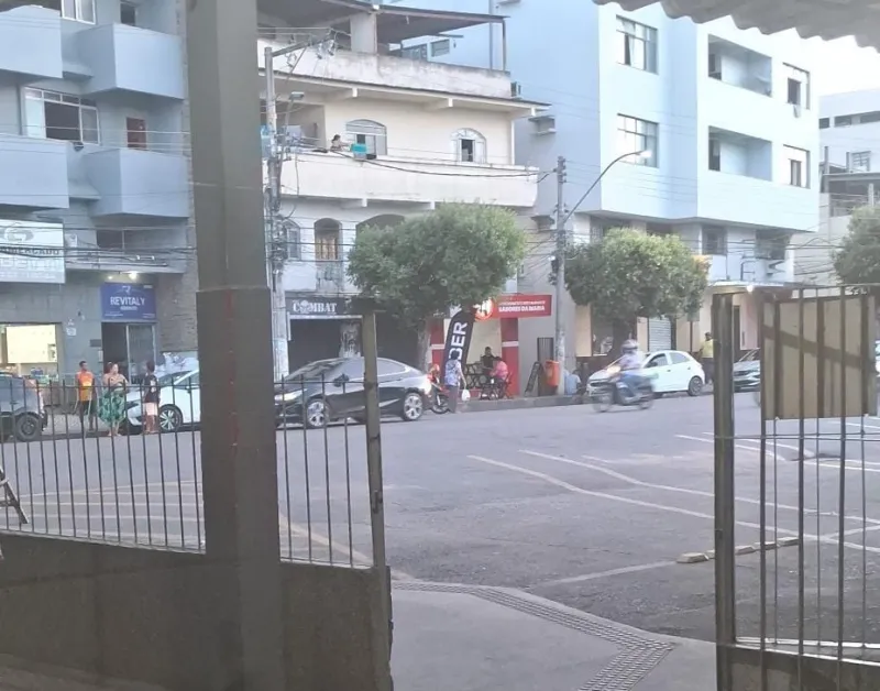 Mulher é assaltada de forma agressiva nas proximidades da rodoviária de Colatina; um dos suspeitos usava tornozeleira eletrônica