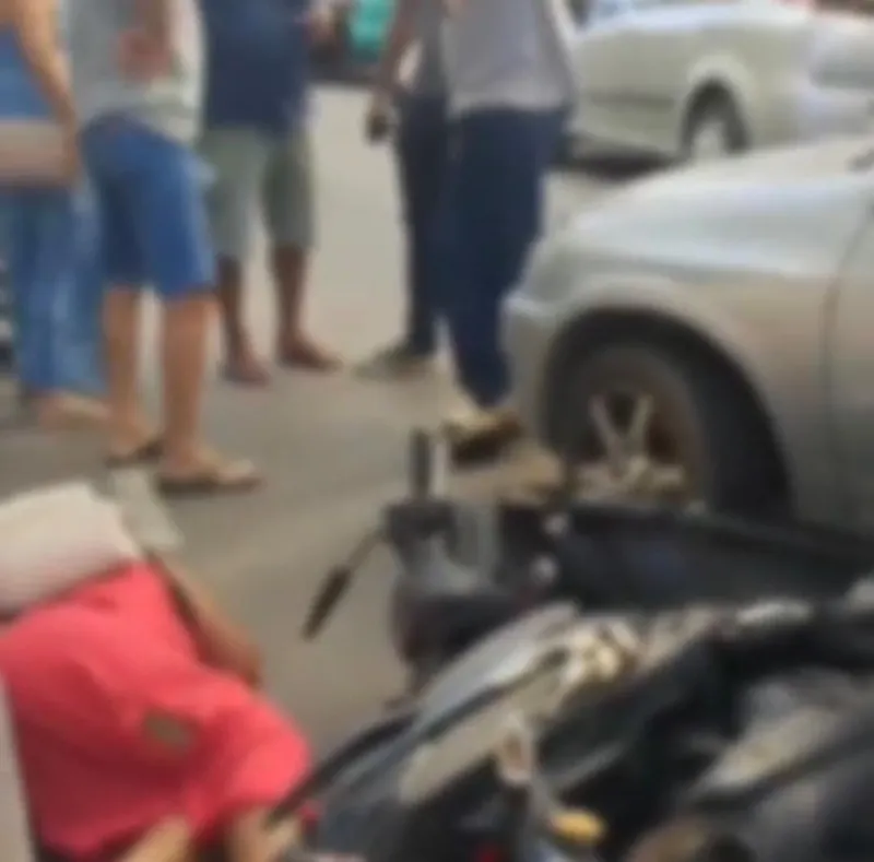 Motociclista fica ferida após colisão com carro no Centro de Colatina