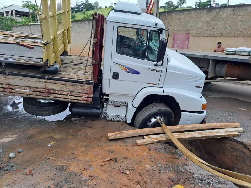 Dois caminhões caem em obras de macrodrenagem no Bairro Carlos Germano Naumann. Motoristas reclamam de falta de sinalização
