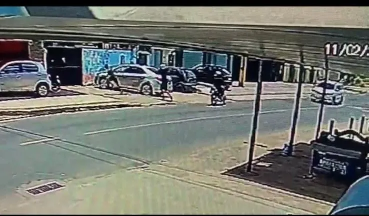 Cenas fortes: câmeras flagram tentativa de homicídio a tiros contra jovem em Colatina