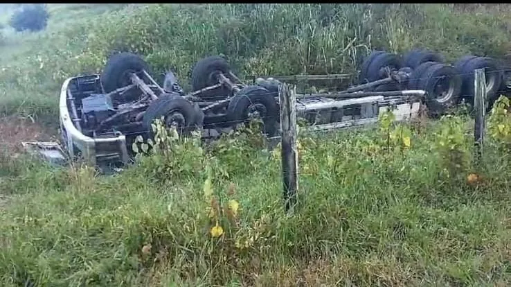 Vídeo: caminhão carregado de Eternit tomba na Serra da Sapucaia, entre Vila Verde e Pancas