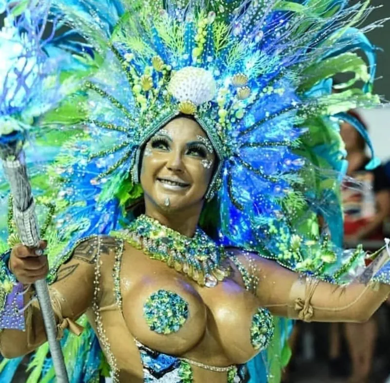Conheça Dani Veroneze, a colatinense que brilha há 12 anos no Carnaval de Vitória
