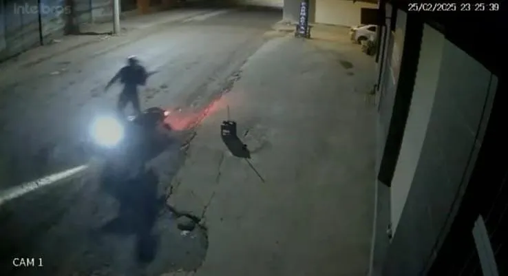 Cena revoltante: motociclista é derrubado e roubado por criminoso quando trafegava, em Colatina