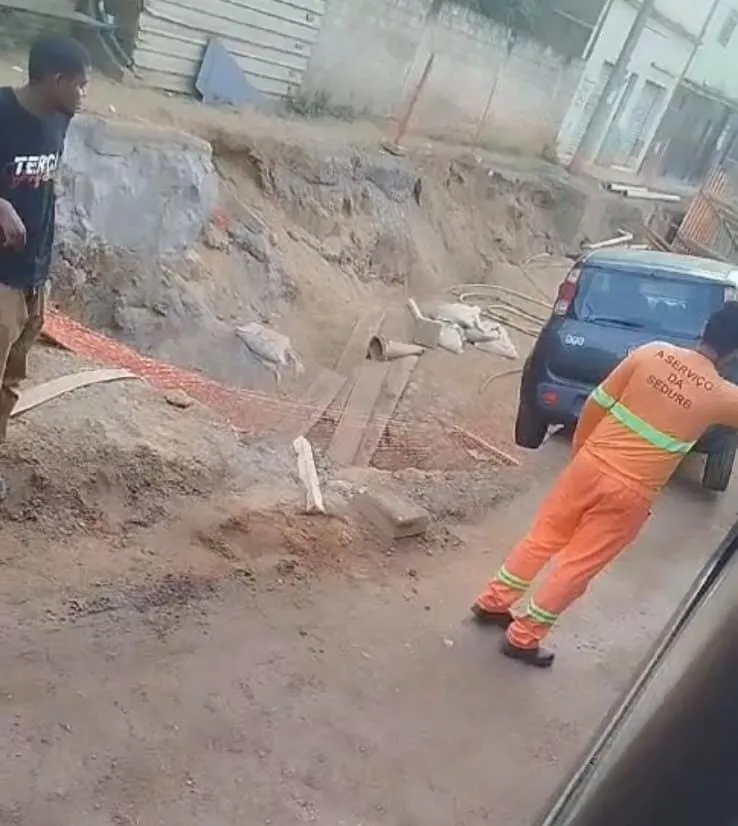 Vídeo: carro fica pendurado em escavação de obra de macrodrenagem neste sábado (1º) em Colatina