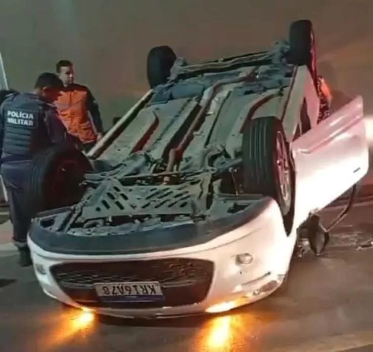 Vídeo: condutora com sintomas de embriaguez tomba veículo após manobra proibida no bairro Lace, em Colatina