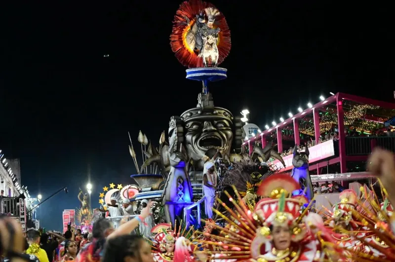 Mocidade Unida da Glória transforma desfile em procissão de fé e cultura em homenagem a São Jorge