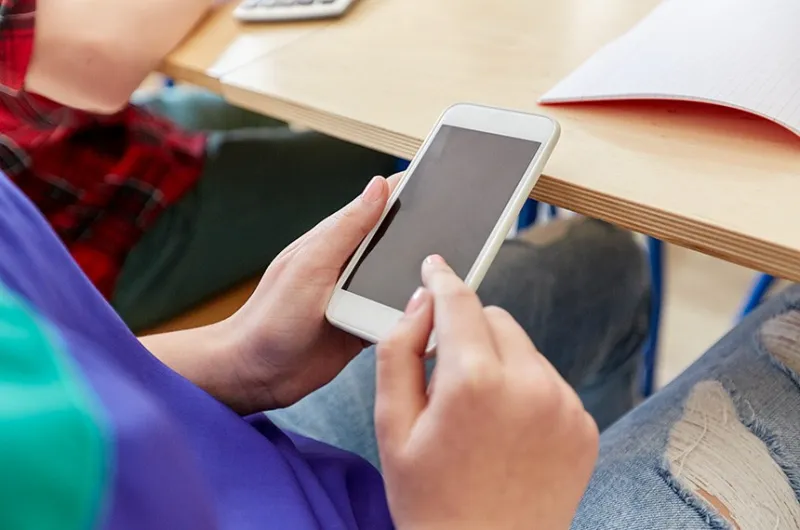 Colatina inicia ano letivo com restrições ao uso de celulares nas escolas municipais