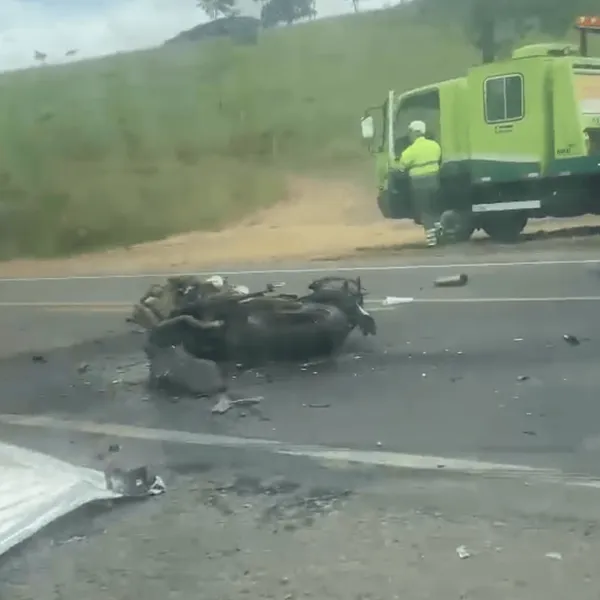 Motociclista com moto esportiva morre em colisão frontal com caminhão na BR-101, em João Neiva