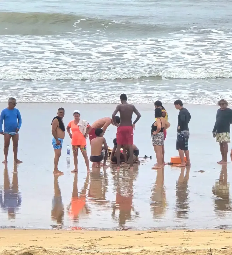 Guarda-vidas sofre mal súbito e se afoga em Guriri; bombeiros prestam socorro