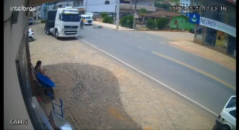 Milagre em Santo Antônio do Canaã: Criança cai de bicicleta e para debaixo de Kombi escolar