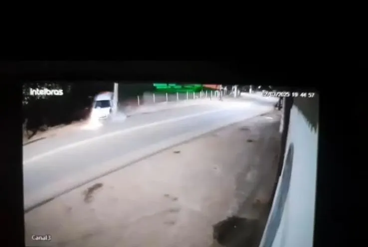 Veja o momento que veículo colide contra poste em Rio Bananal durante noite de Carnaval