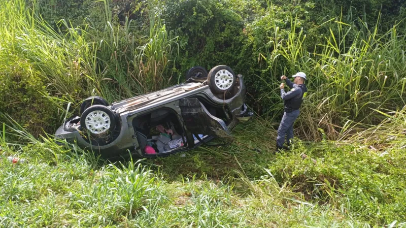 Carro aquaplana e capota entre Colatina e Linhares, deixando quatro feridos nesta terça-feira (4)