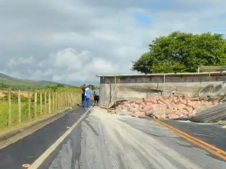 Vídeo: Carreta carregada com cimento tomba na BR-248 entre Colatina e Linhares e interdita a via