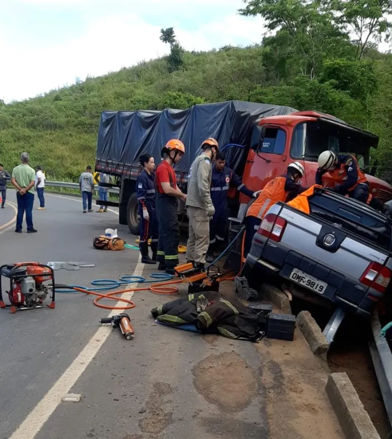 Vídeo: acidente entre Colatina e Linhares deixa vítima presa às ferragens e interdita rodovia